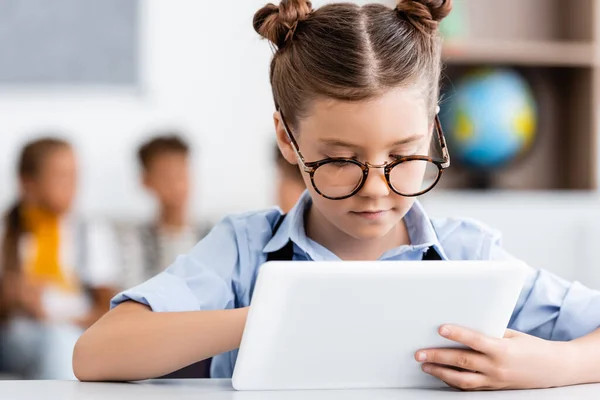 Selektiv Fokus För Skolflicka Glasögon Som Håller Digital Surfplatta Skolan — Stockfoto