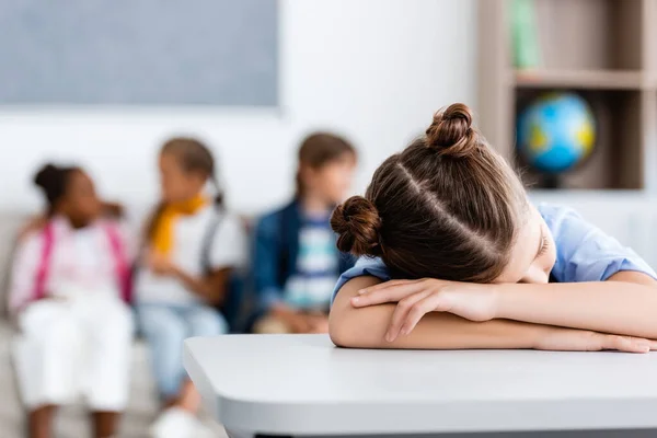 Sınıfta Çok Irklı Arkadaşlarla Masa Başında Uyuyan Öğrencilerin Seçici Odak — Stok fotoğraf
