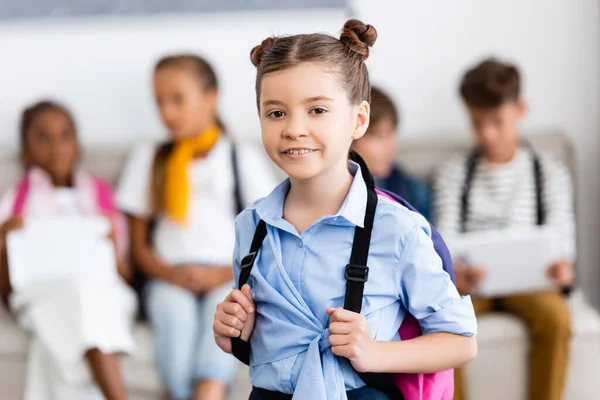 Enfoque Selectivo Chica Con Mochila Mirando Cámara Escuela — Foto de Stock