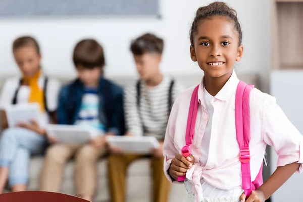 Enfoque Selectivo Colegiala Afroamericana Mirando Cámara Aula —  Fotos de Stock