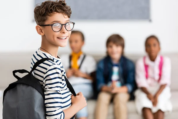 Selective Focus Schoolboy Backpack Looking Camera Multicultural Classmates — Stock Photo, Image