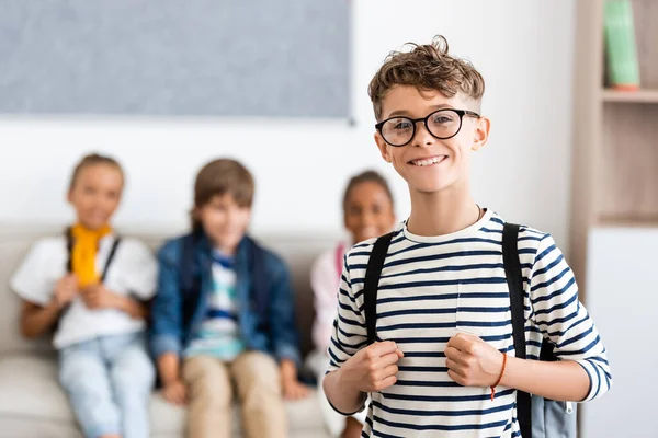 Enfoque Selectivo Del Colegial Con Mochila Anteojos Mirando Cámara Con — Foto de Stock