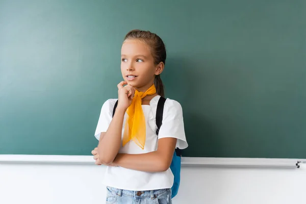 Schoolgirl Backpack Looking Away Green Chalkboard — Stock Photo, Image