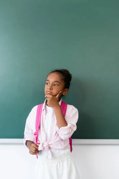 Pensive Afrikaans Amerikaans Schoolmeisje Holding Rugzak Buurt Van Groen Schoolbord — Stockfoto