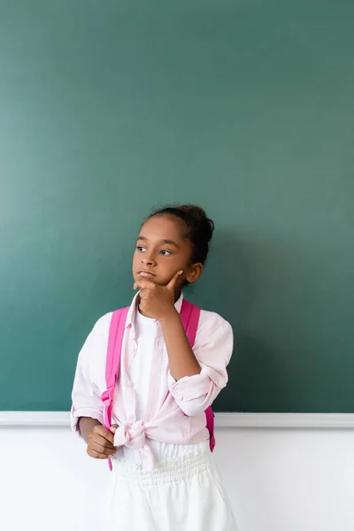 Pensive African American Scolarita Holding Rucsac Lângă Creta Verde — Fotografie, imagine de stoc