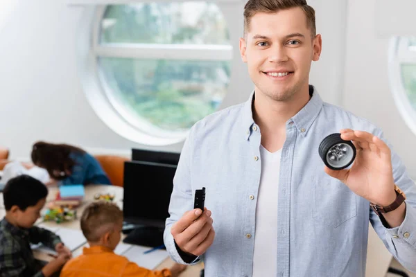 Selective Focus Teacher Holding Parts Robot Pupils Stem School — Stock Photo, Image