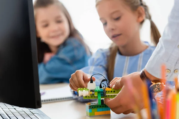 Öğretmenlerin Robotu Okullu Kızların Bilgisayarların Yanında Tutması Seçici Bir Odak — Stok fotoğraf