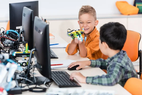 Foco Seletivo Escolas Multiétnicas Brincando Com Robôs Perto Computadores Escola — Fotografia de Stock