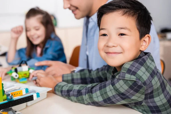 Selective Focus Asian Schoolboy Sitting Teacher Friend While Modeling Robot — Stock Photo, Image