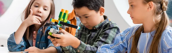 Panoramaaufnahme Von Multikulturellen Schülern Die Roboter Der Stammschule Betrachten — Stockfoto