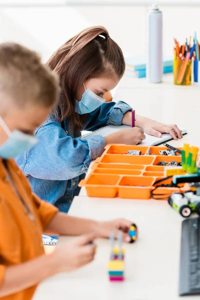 Selective Focus Schoolchildren Medical Masks Modeling Robot Writing Notebook Stem — Stock Photo, Image