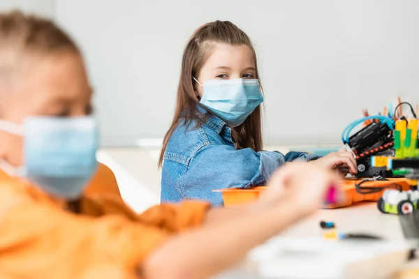 Selective Focus Schoolkids Medical Masks Constructing Robots Stem School — Stock Photo, Image