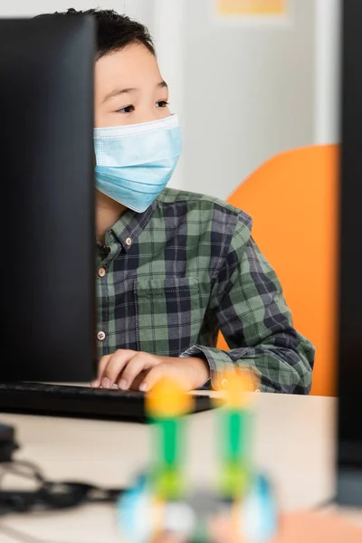 Selective Focus Asian Schoolboy Medical Mask Using Computer Stem School — Stock Photo, Image