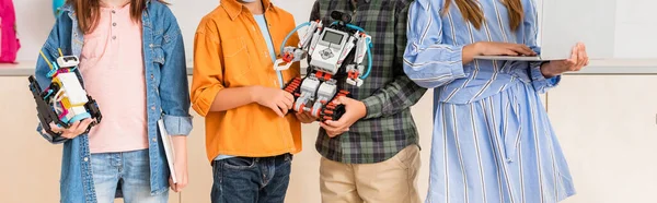 Okuldaki Çocukların Robot Dizüstü Bilgisayar Tutarken Çekilmiş Panoramik Bir Fotoğrafı — Stok fotoğraf