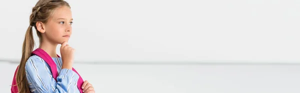 Панорамний Знімок Стомленої Школярки Рюкзаком Який Дивиться Аудиторію — стокове фото