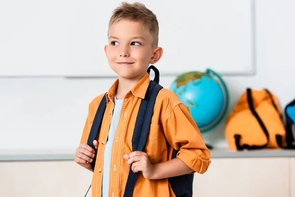 Schoolboy Segurando Mochila Enquanto Olha Para Longe Sala Aula — Fotografia de Stock