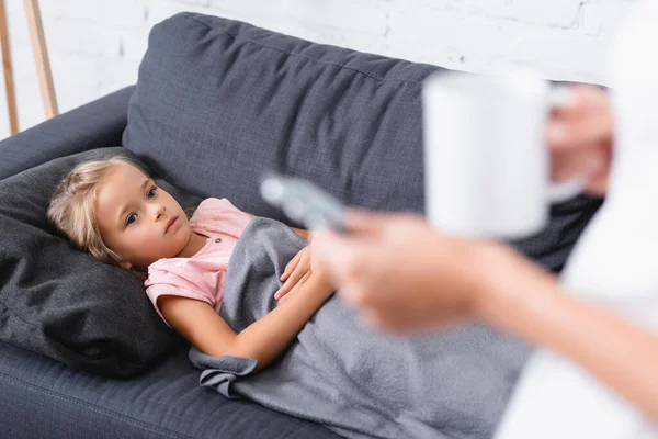 Foco Seletivo Criança Doente Olhando Para Mãe Com Copo Pílulas — Fotografia de Stock