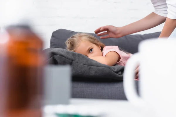 Enfoque Selectivo Del Niño Enfermo Mirando Cámara Cerca Madre Sofá — Foto de Stock