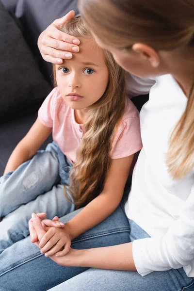 Selective Focus Diseased Kid Looking Camera While Holding Mother Hand — Stock Photo, Image