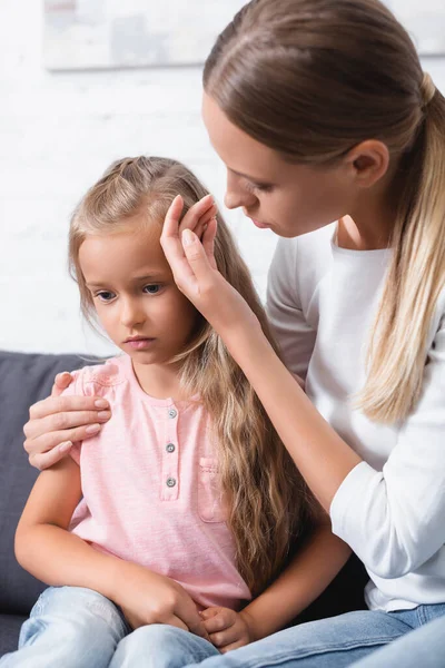 Focus Selettivo Della Giovane Donna Che Tocca Fronte Della Figlia — Foto Stock