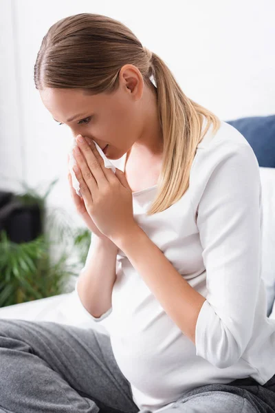 Focus Selettivo Della Donna Incinta Che Utilizza Tovagliolo Durante Snuffle — Foto Stock