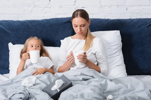 Concentration Sélective Femme Tenant Tasse Près Enfant Malade Serviettes Agglomérées — Photo