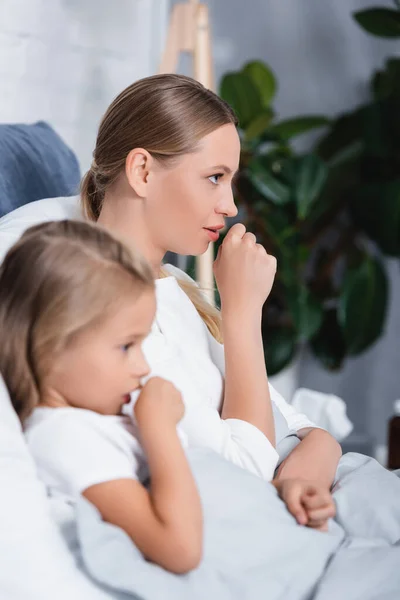 Selective Focus Sick Woman Coughing Daughter Bed — Stock Photo, Image