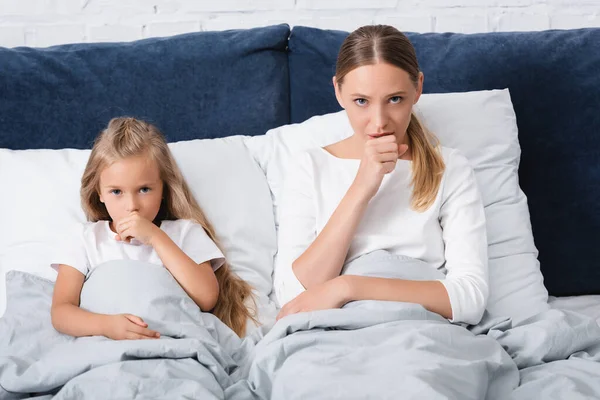 Selective Focus Mother Child Coughing Bed Home — Stock Photo, Image