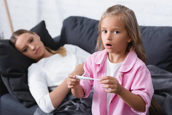 Lázmérőt Beteg Anya Közelében Tartó Sokkos Gyermek Szelektív Fókusza — Stock Fotó