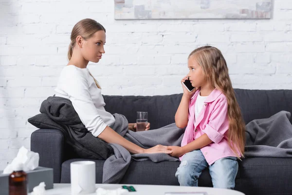 Selective Focus Child Talking Smartphone Holding Hand Sick Mother Glass — Stock Photo, Image
