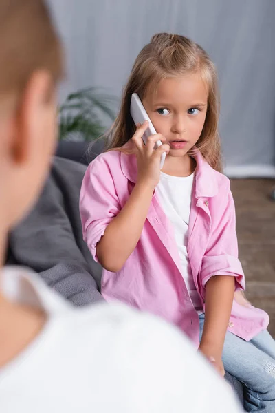 Enfoque Selectivo Niña Hablando Teléfono Inteligente Cerca Madre Enferma Sofá — Foto de Stock