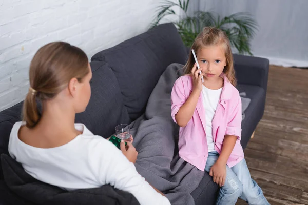 Enfoque Selectivo Del Niño Hablando Teléfono Inteligente Junto Madre Sosteniendo — Foto de Stock