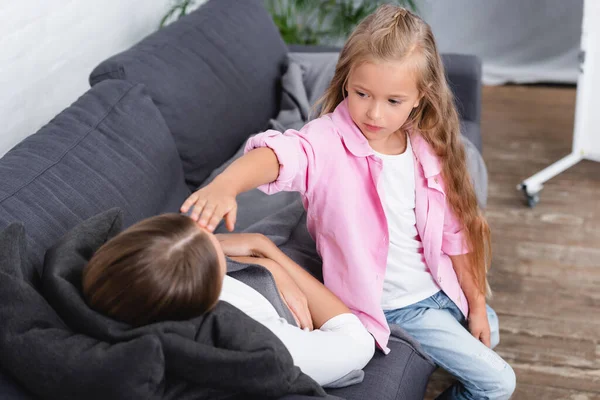 Selective Focus Kid Touching Forehead Diseased Mother Lying Couch Home — Stock Photo, Image