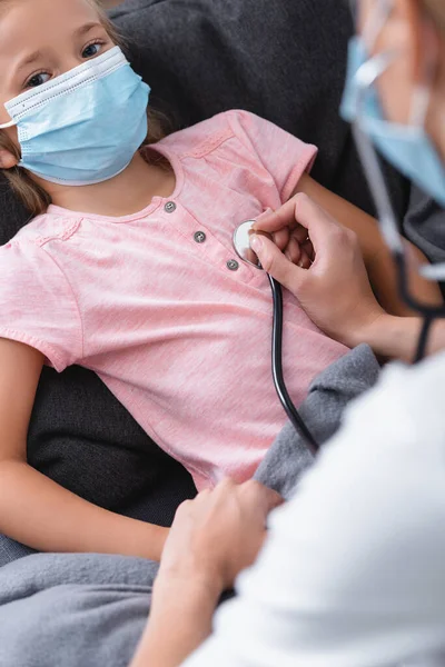 Fokus Selektif Anak Dalam Topeng Medis Melihat Kamera Dekat Ibu — Stok Foto