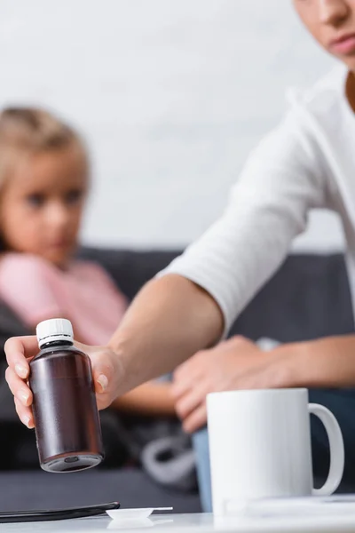 Enfoque Selectivo Mujer Que Toma Frasco Jarabe Cerca Niño Enfermo — Foto de Stock