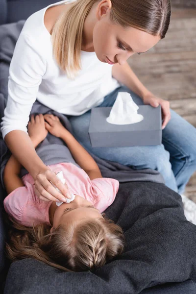 Selectieve Focus Vrouw Houden Servet Buurt Van Neus Van Dochter — Stockfoto