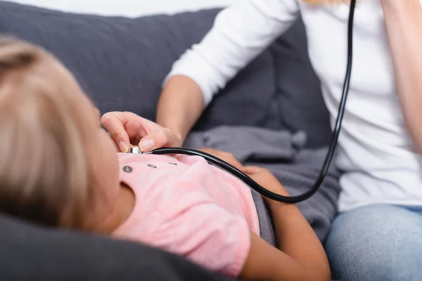 Selektivt Fokus Mor Som Håller Stetoskop Nära Bröstet Sjuk Dotter — Stockfoto