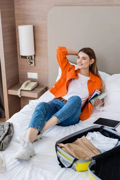 Vrouw Met Paspoort Instapkaart Vliegticket Buurt Van Bagage Notebook Bed — Stockfoto