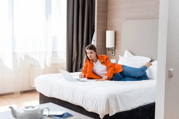Selective Focus Freelancer Lying Bed Using Laptop Hotel Room — Stock Photo, Image