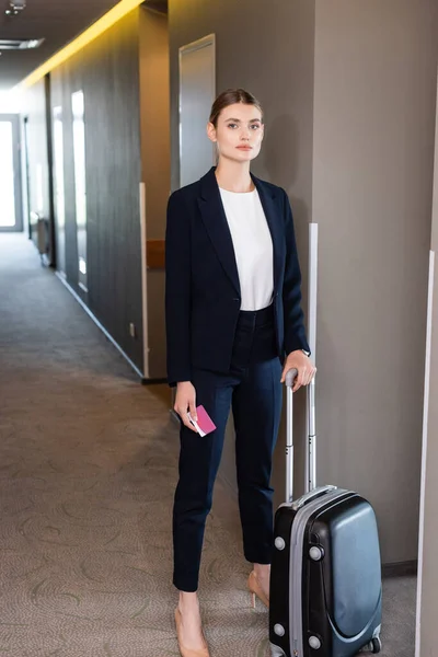 Mujer Negocios Traje Con Tarjeta Habitación Mientras Está Pie Con — Foto de Stock