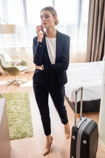 Businesswoman Suit Standing Luggage While Talking Smartphone Hotel Room — Stock Photo, Image