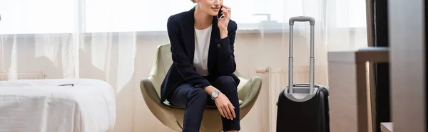 Takım Elbiseli Kadınının Yatay Mahsulü Akıllı Telefonla Konuşuyor Oteldeki Bagajın — Stok fotoğraf