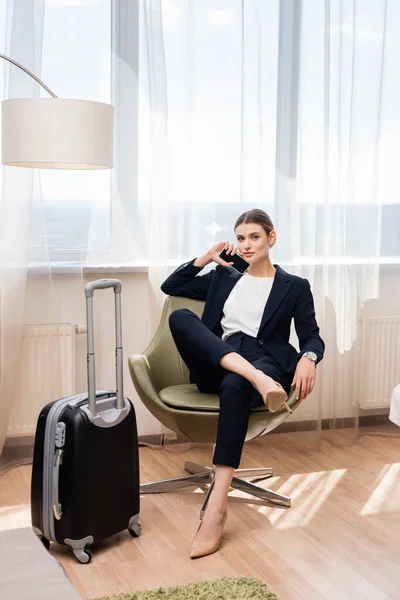 Young Businesswoman Suit Holding Smartphone Blank Screen Sitting Armchair Baggage — Stock Photo, Image