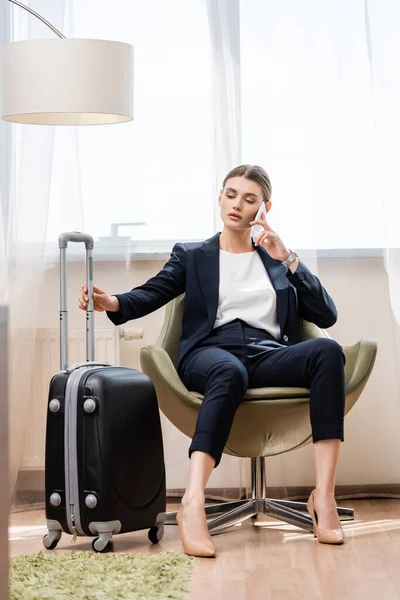 Mujer Negocios Seria Traje Hablando Teléfono Inteligente Sentado Sillón Cerca — Foto de Stock