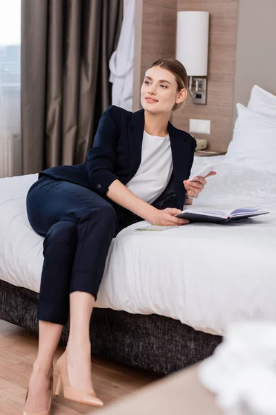 Resmi Olarak Genç Kadını Elinde Akıllı Bir Telefonla Otel Odasına — Stok fotoğraf