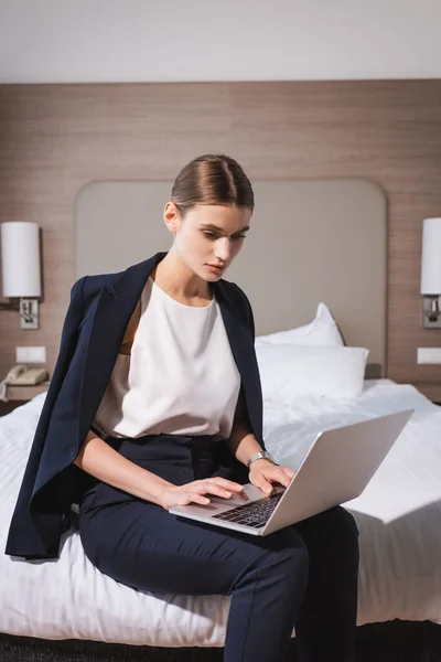 Жінка Костюмі Сидить Ліжку Використовує Ноутбук Готельному Номері — стокове фото