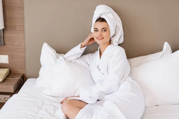 Tevreden Vrouw Handdoek Witte Badjas Liggend Bed Hotelkamer — Stockfoto