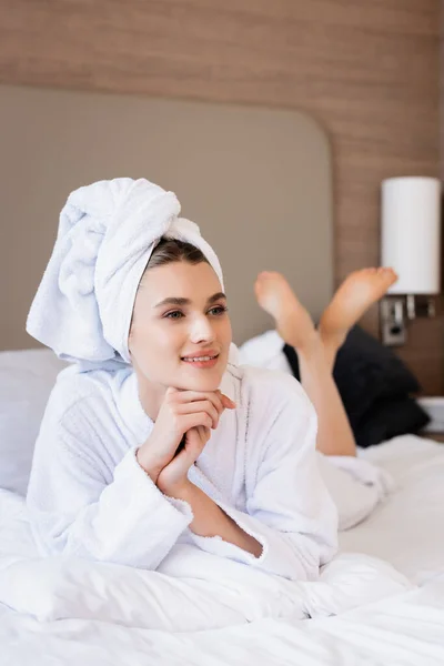Blootsvoets Vrouw Handdoek Witte Badjas Liggend Bed Wegkijkend Hotelkamer — Stockfoto
