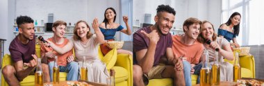 Heyecanlı çok kültürlü arkadaşların parti sırasında karaoke söylemesi kolajı, web sitesi başlığı