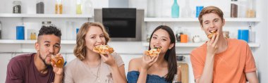 Parti sırasında pizza yiyen neşeli çoklu etnik arkadaşların web sitesi başlığı